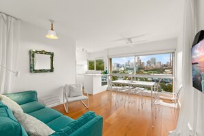Apartment | Living room - Cosy 1-bed With Swimming Pool Facing Opera House (Sydney)
