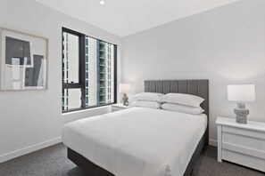 2 عدّة غرف نوم ومكواة/لوح كي وملاءات أسرّة