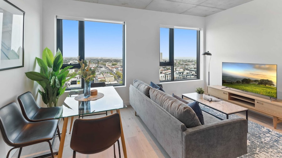 Sophisticated 2-bed With Bay Views & Amenities