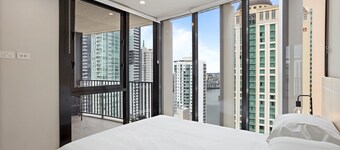 Cosy 1-bed With River Views, Pool, Gym & BBQ