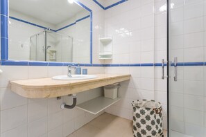 Douche, séchoir à cheveux, serviettes fournies