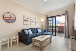 TV - Vacation Home 'Casa Marley – Balcòn Del Mar' with Shared Pool, Balcony and Wi-Fi (costa del Silencio)