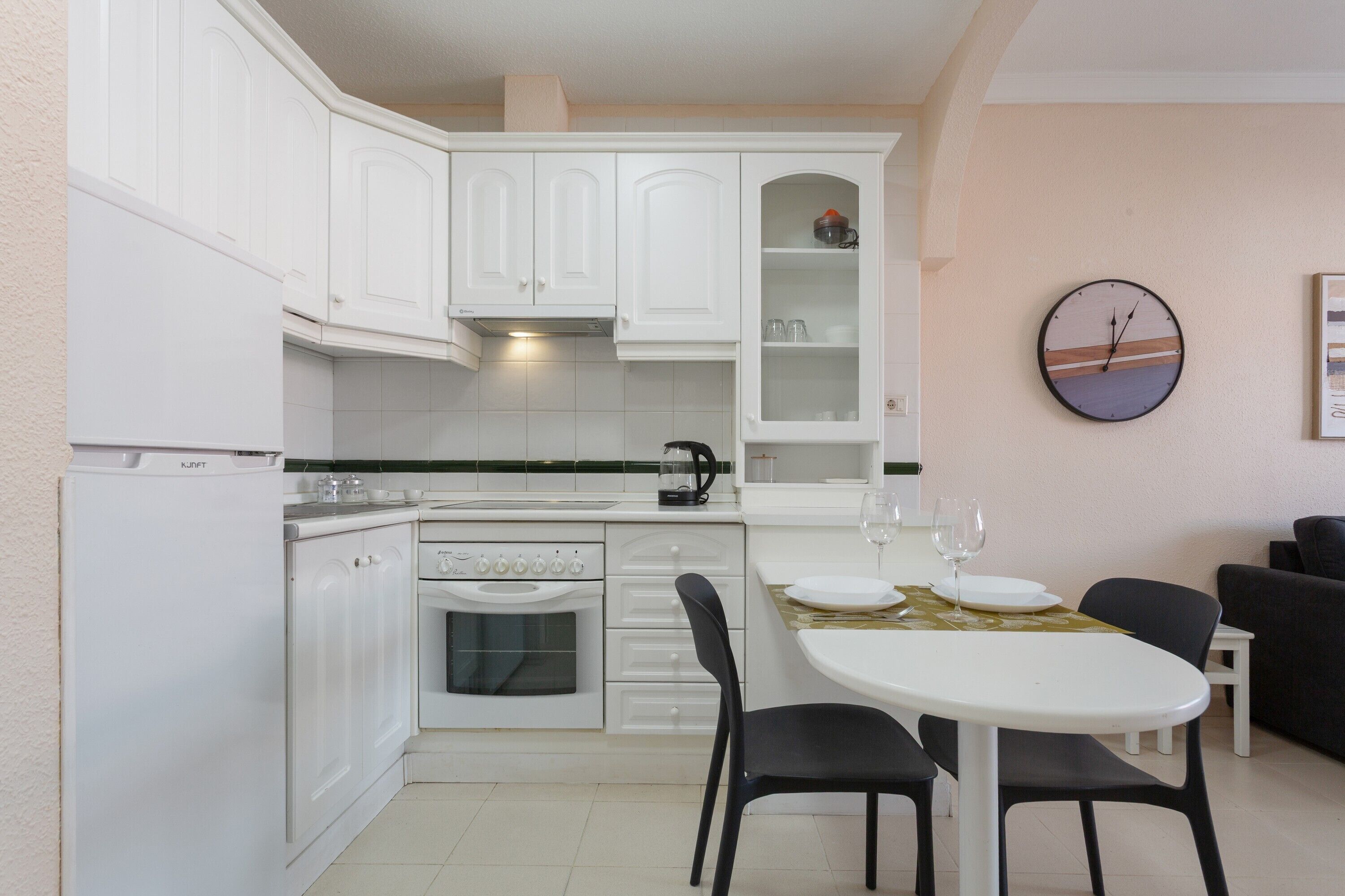 Een koelkast, een oven, een kookplaat, een koffiezetapparaat/waterkoker