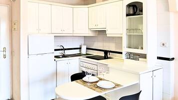 Køleskab, ovn, kogeplade, kaffe-/temaskine