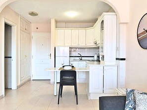 Kühlschrank, Ofen, Herdplatte, Wasserkocher mit Kaffee-/Teezubehör