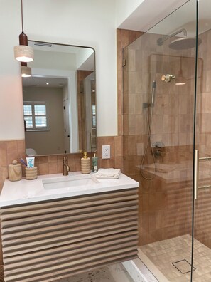 Dusche, Haartrockner, Handtücher, Seife