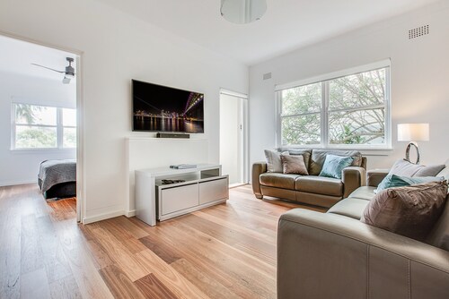 Art Deco 2-bed Close to City and Harbour