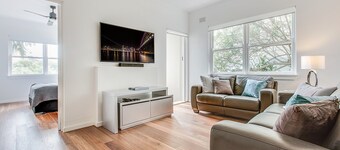 Art Deco 2-bed Close to City and Harbour