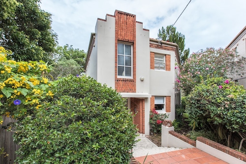 Art Deco 2-bed Close to City and Harbour