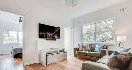 Art Deco 2-bed Close to City and Harbour