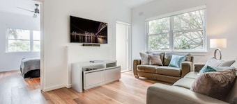 Art Deco 2-bed Close to City and Harbour