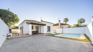 A house with a swimming pool, patio, and a covered outdoor seating area. - Holiday Home "Brisa Marina" with Private Pool, Wi-Fi and Air Conditioning (Chiclana de la Frontera)