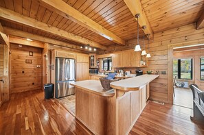 Jääkaappi, mikroaaltouuni, uuni, kahvin-/teenkeitin