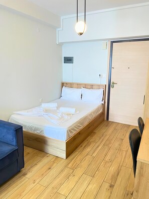 1 bedroom, iron/ironing board, WiFi, bed sheets - #701: Central Studio, Balcony, City View, Metro Access. Perfect for Couples (Thessaloniki)