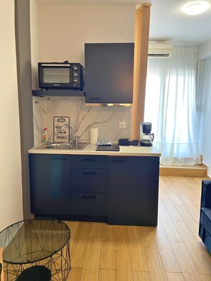 Fridge, microwave, stovetop - #701: Central Studio, Balcony, City View, Metro Access. Perfect for Couples (Thessaloniki)