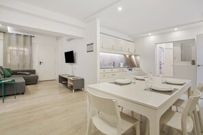 Dining - Vacation Home 'Las Américas Seafront - Free Wi-fi' with Private Terrace, Wi-Fi and Air Conditioning (Playa de la Américas)