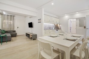 Dining - Vacation Home 'Las Américas Seafront - Free Wi-fi' with Private Terrace, Wi-Fi and Air Conditioning (Playa de la Américas)