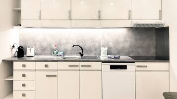 Een koelkast, een oven, een kookplaat, een vaatwasser