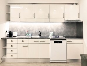 Frigorifero, forno, piano cottura, lavastoviglie