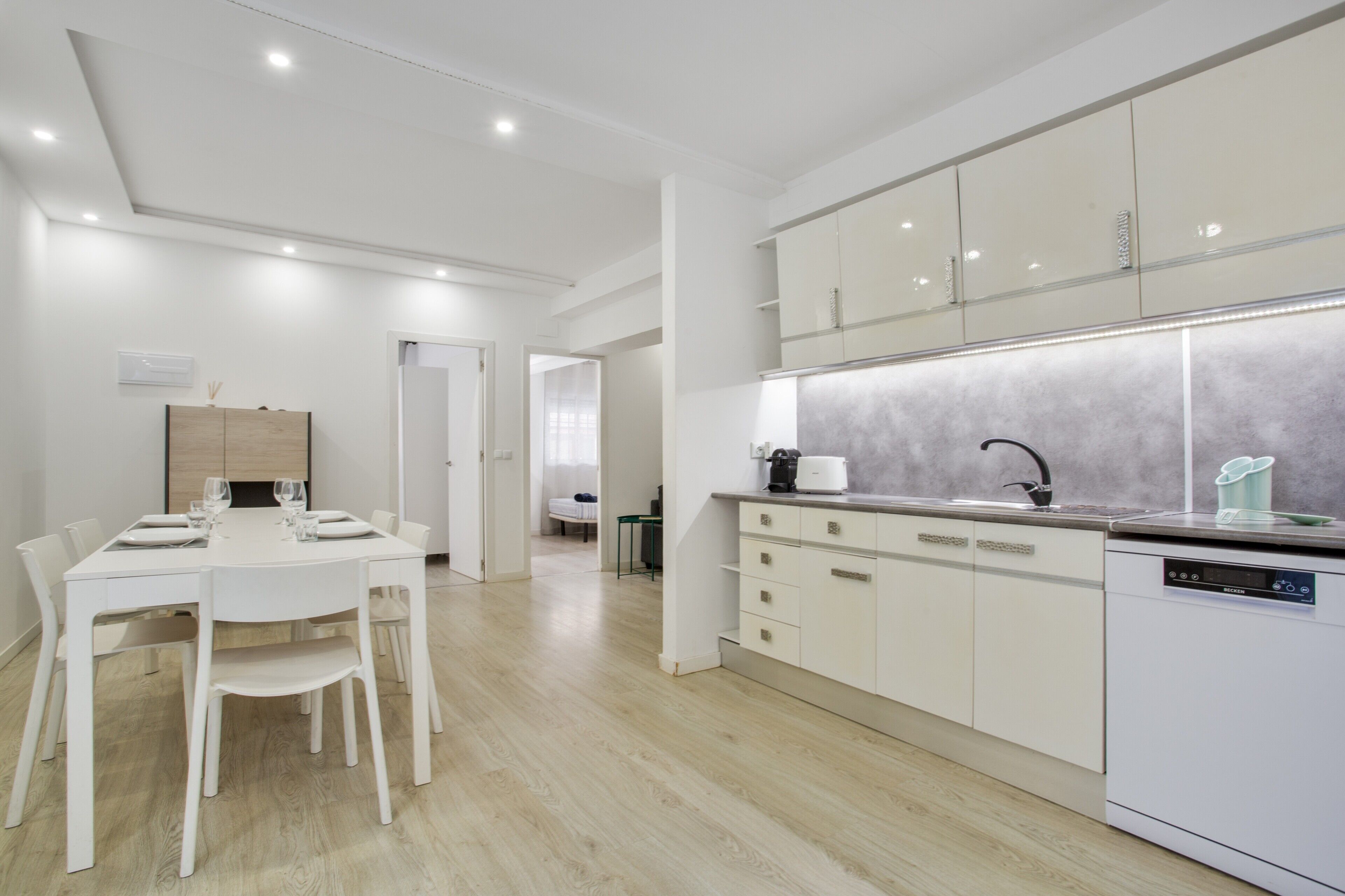 Een koelkast, een kookplaat, een vaatwasser