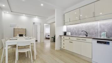 Een koelkast, een kookplaat, een vaatwasser