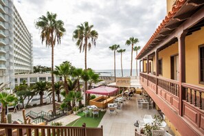 Outdoor dining - Vacation Home 'Las Américas Seafront - Free Wi-fi' with Private Terrace, Wi-Fi and Air Conditioning (Playa de la Américas)