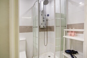 Shower, hair dryer, towels - Vacation Home 'Las Américas Seafront - Free Wi-fi' with Private Terrace, Wi-Fi and Air Conditioning (Playa de la Américas)