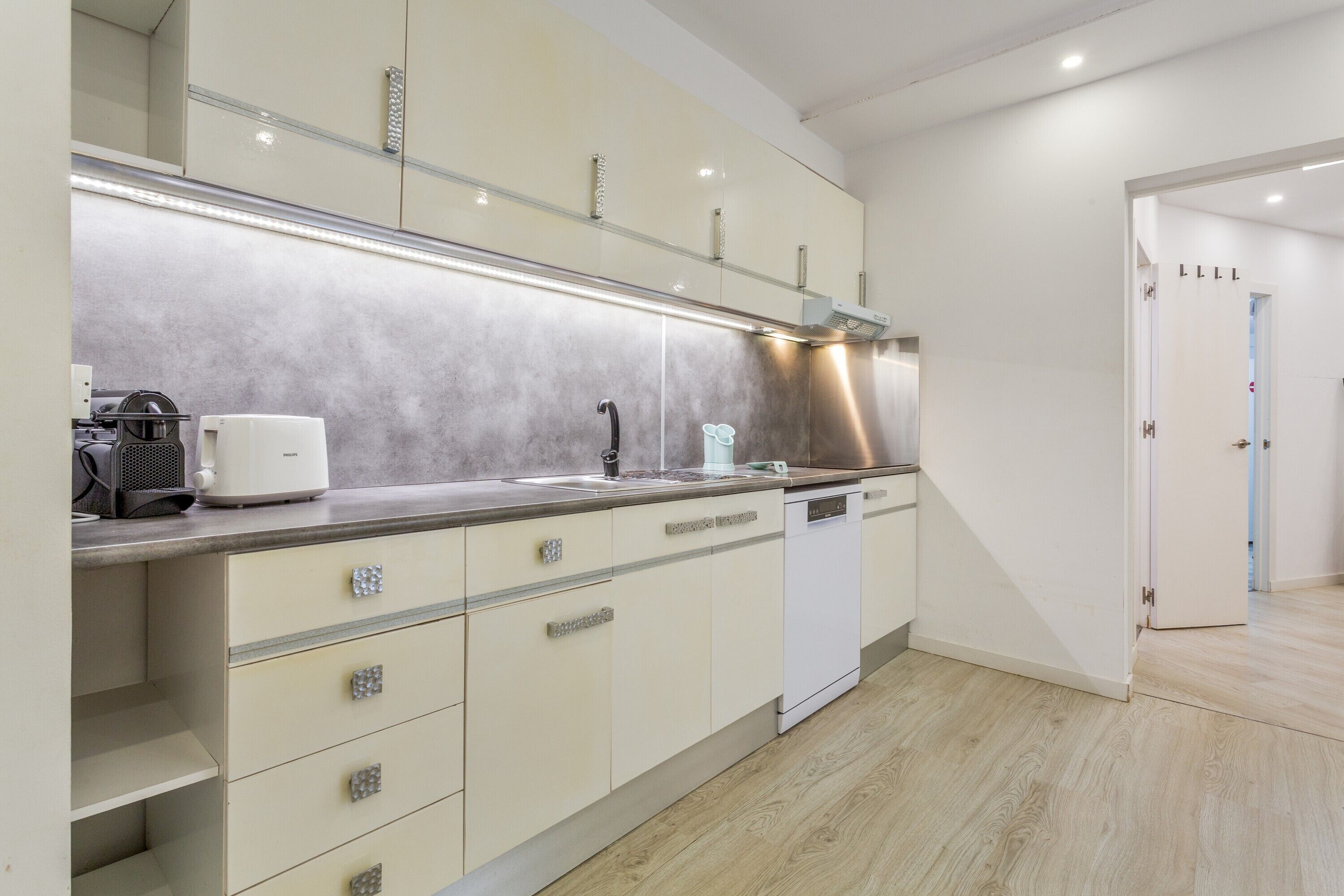 Fridge, oven, stovetop, dishwasher