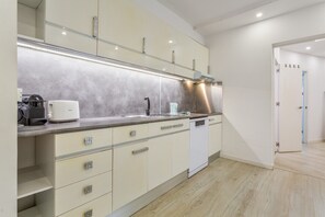 Fridge, oven, stovetop, dishwasher - Vacation Home 'Las Américas Seafront - Free Wi-fi' with Private Terrace, Wi-Fi and Air Conditioning (Playa de la Américas)