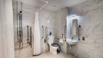 Habitación doble Deluxe | Baño | Regadera, toallas, jabón, shampoo