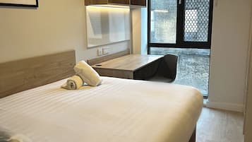 Escritorio, espacio para trabajar con laptop y wifi gratis