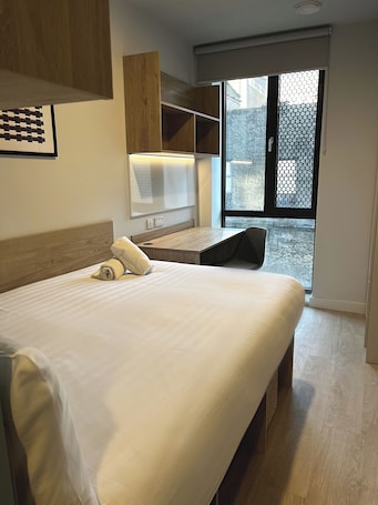 办公桌、笔记本电脑工作区、免费 WiFi