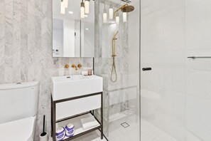 Apartment | Bathroom | Towels - Chic 2-bed With Free Parking in South Yarra (Melbourne)