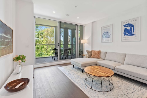 Chic 2-bed With Free Parking in South Yarra