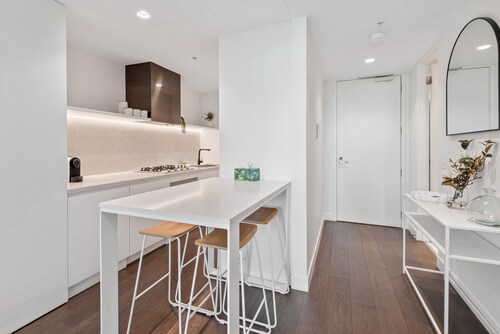 Chic 2-bed With Free Parking in South Yarra