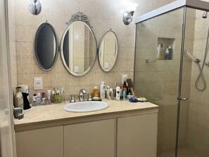 Een douche, een haardroger, handdoeken, zeep
