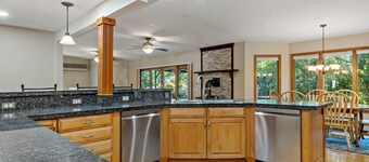 Spacious 6 Bedroom Cozy Seaside Escape