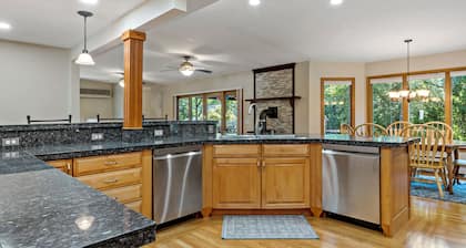 Spacious 6 Bedroom Cozy Seaside Escape