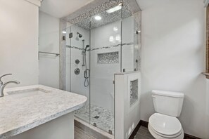 Een douche, een haardroger, handdoeken, zeep