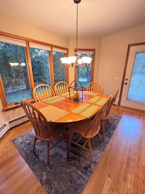 Dining - Spacious 6 Bedroom Cozy Seaside Escape (Bristol)