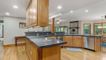 Een microgolfoven, een oven, een kookplaat, een vaatwasser