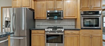 Spacious 6 Bedroom Cozy Seaside Escape