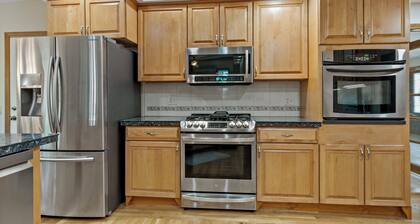 Spacious 6 Bedroom Cozy Seaside Escape