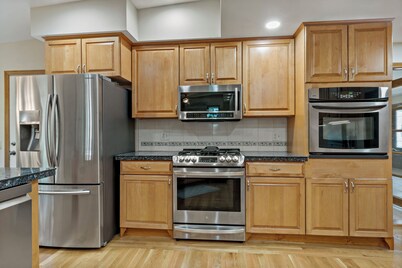 Spacious 6 Bedroom Cozy Seaside Escape