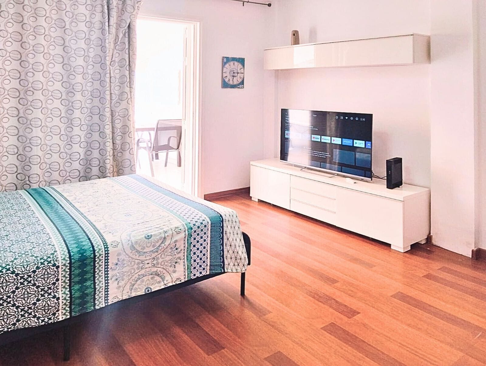 Tabla de planchar con plancha, wifi y ropa de cama 