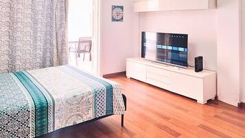 Een strijkplank/strijkijzer, wifi, beddengoed