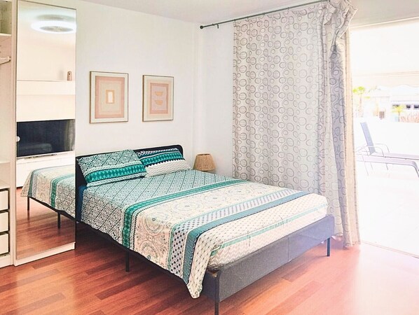 Tabla de planchar con plancha, wifi y ropa de cama