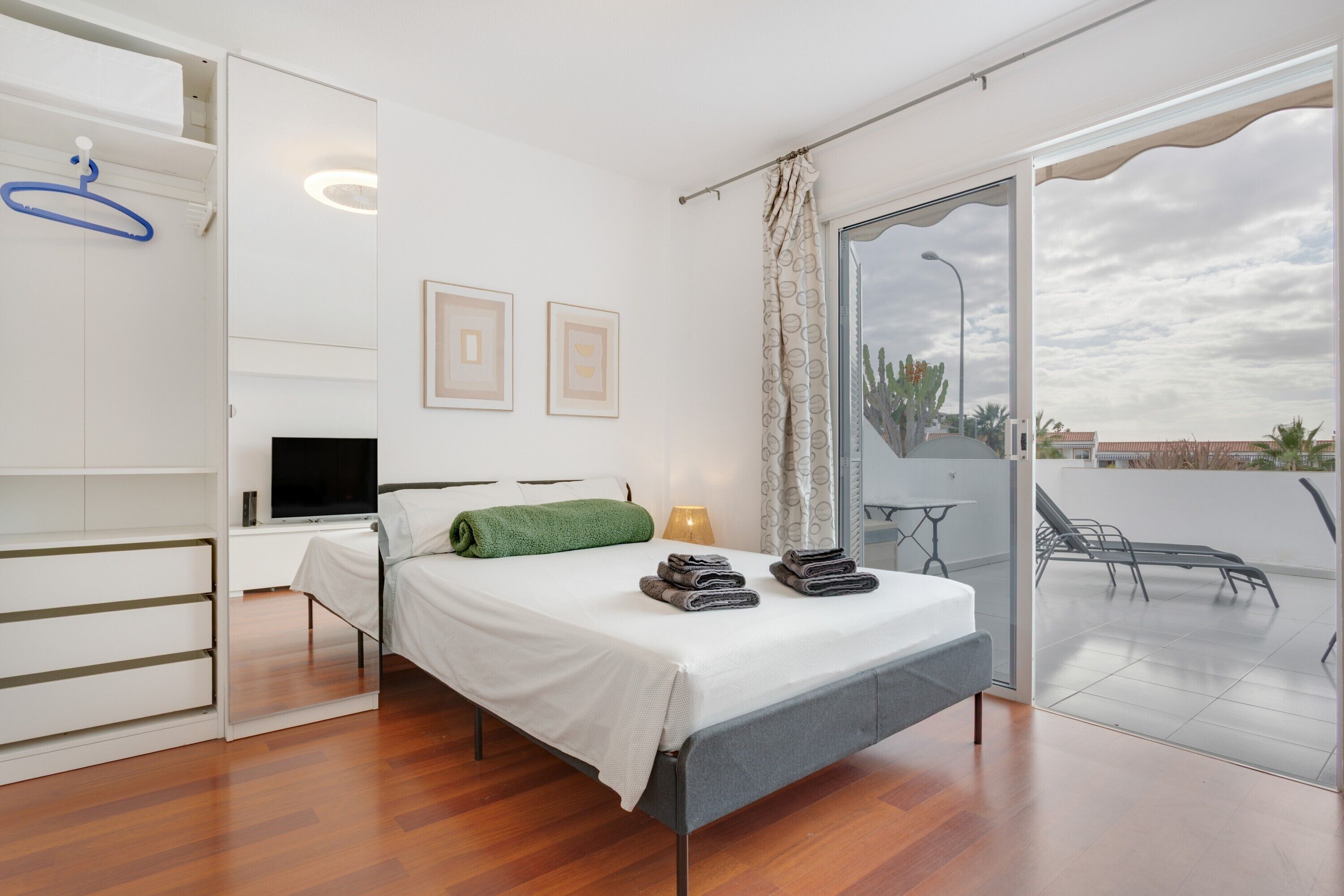 Iron/ironing board, WiFi, bed sheets