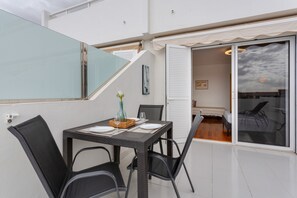 Outdoor dining - Vacation Studio 'Costa Adeje Terrace with Ocean View' with Sea View, Shared Pool and Wi-Fi (Costa Adeje)