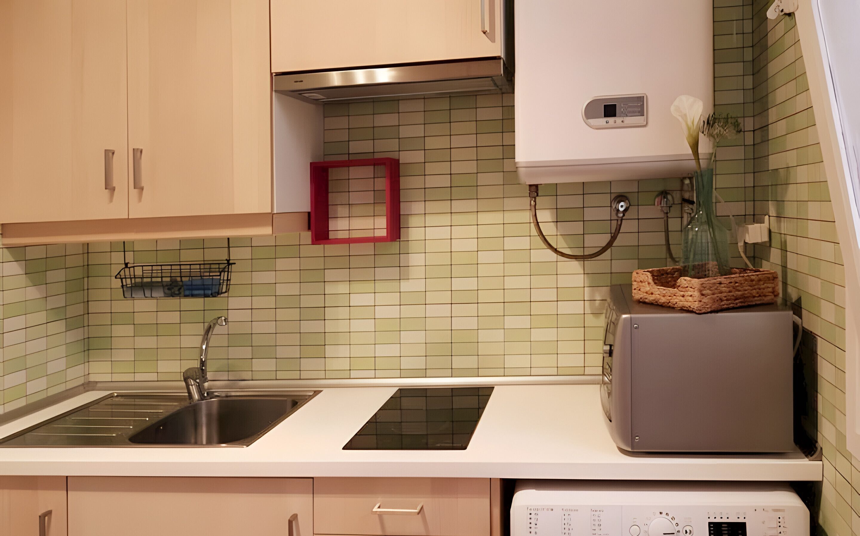 Refrigerador, microondas, parrilla de estufa y cafetera y tetera 